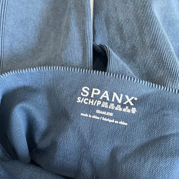 Ribbed Spanx Activewear Sports Bra and Seamless Leggings Set - Picture 5 of 5